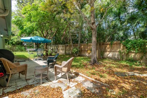 8204 Little Beth Dr, Boynton Beach FL 33472-1136 exterior