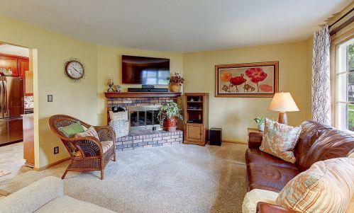 6038 Ironwood Ln, Milwaukee WI 53217-4423 exterior