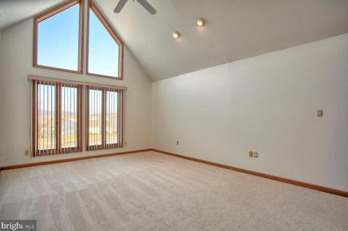 409 Dart Dr, Hanover PA 17331-1327 exterior