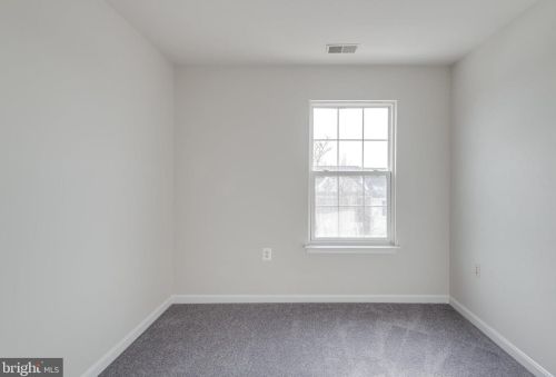 581 Kalmia Sq, Leesburg VA 20176-4037 exterior