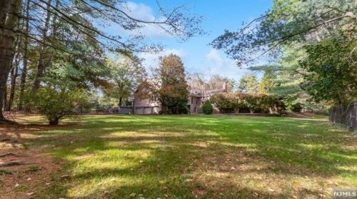 2 Toboggan Rdg Rd, Upper Saddle River NJ 07458-2521 exterior