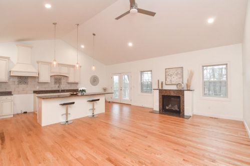 118 Signal Hill Cir, Springfield MA  01118-2347 exterior