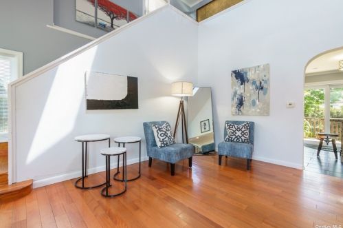 5 Garland Ln, Valley Stream, NY 11581-1723