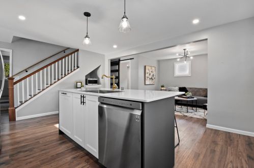 909 Eula Ct, Milwaukee WI  53209-6505 exterior