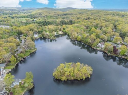 86 Lakewood Dr, Parsippany NJ 07834-2819 exterior