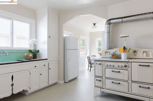 2246 Carleton St, Berkeley CA 94704-3225 exterior