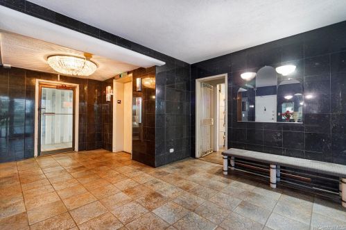 2015 Ala Wai Blvd, Honolulu HI 96815-2073 exterior