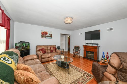 3379 Burrell St, Milwaukee, WI 53207-2754