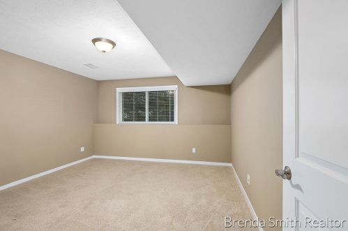 1056 Kensington St, Grand Rapids MI 49534-2179 exterior