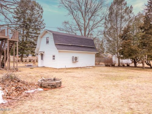 320 Elizabeth St, Sylvan Beach MI 49461-1311 exterior