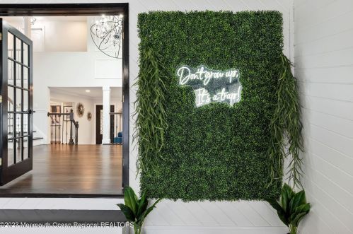 6 Stevens Pl, Hazlet NJ  07730-1205 exterior