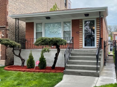 8621 Yates Blvd, Chicago IL  60617-2319 exterior