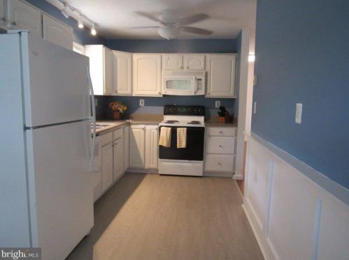 211 Catoctin Cir, Leesburg VA  20175-3707 exterior