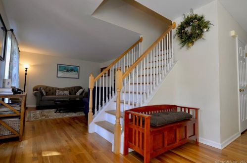 3 Commodore Hull Dr, Derby CT 06418-2255 exterior