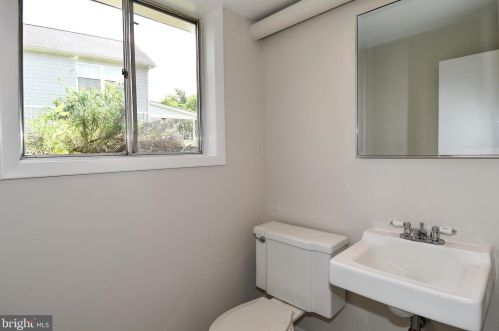 2879 Glenora Ln, Rockville MD 20850-3055 exterior