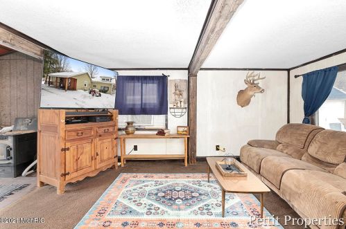 10049 Cressey Rd, Plainwell MI 49080-9044 exterior