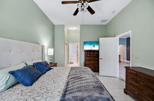 7571 Berkshire Pne Dr, Naples FL 34104-9445 exterior