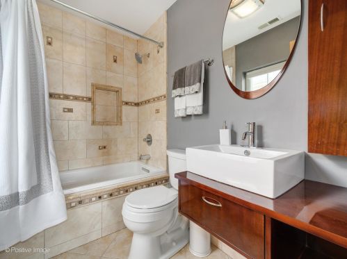 4831 Winnemac Ave, Chicago IL 60630-2432 exterior