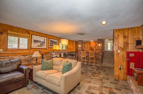 147 Cottage Rd, Enfield CT 06082-2209 exterior