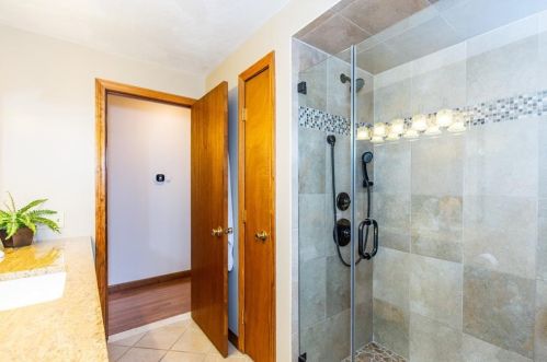 8 Ferncrest Dr, Providence RI 02919-3503 exterior