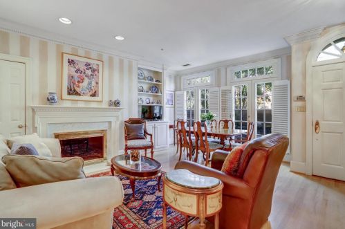 25 Wilkes St, Alexandria VA 22314-3853 exterior