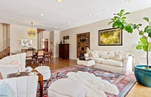 1335 Sandburg Ter, Chicago IL 60610-1507 exterior