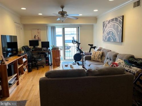 610 Bainbridge St, Philadelphia PA  19147-2112 exterior