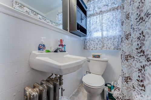 366 Oak St, Perth Amboy NJ 08861-4039 exterior