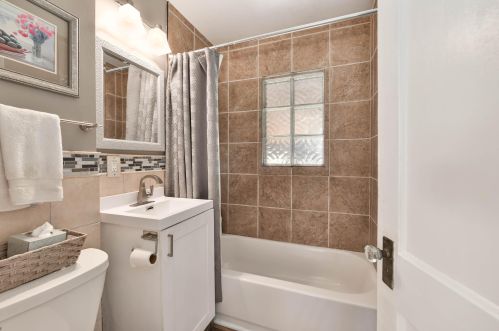 4135 1 Pl, Milwaukee WI 53207-4311 exterior