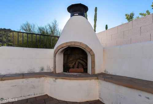 2737 Amberwood Dr, Phoenix AZ 85045-4208 exterior