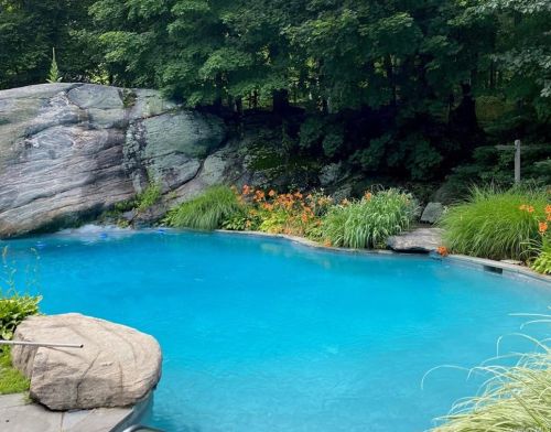 16 Hemlock Holw Rd, Armonk NY 10504-3009 exterior