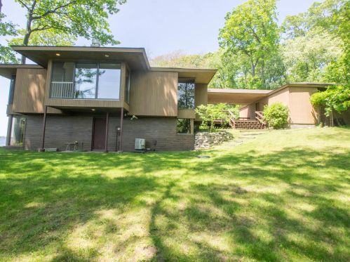 300 Cir Dr, Meskegon MI 49445-2712 exterior