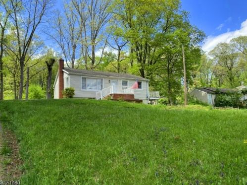 130 Dover Chester Rd, Dover NJ 07869-1901 exterior