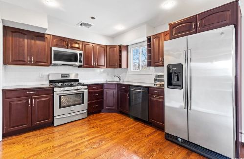 34 Guilford Park Dr, Babylon NY 11704-7928 exterior