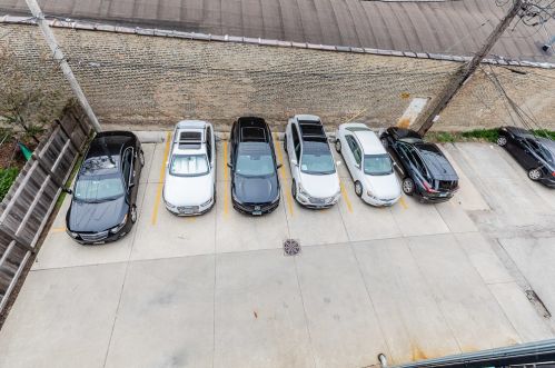 911 Belle Plaine Ave, Chicago IL  60613-2101 exterior