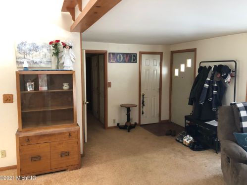 435 Crooked Lk Dr, Kalamazoo MI 49009-8930 exterior