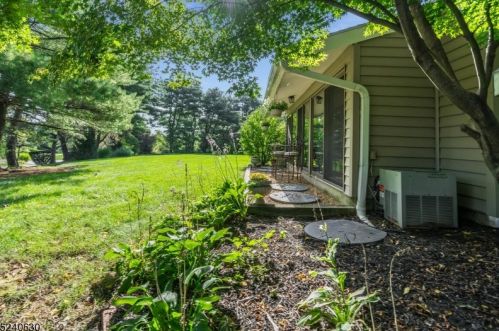 15 Hillside Ct, Clinton NJ 08809-1136 exterior