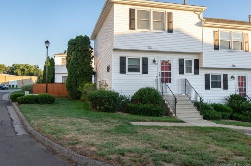 60 Commodore Cmns, Derby CT 06418-2153 exterior