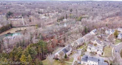 1439 Lantern Ln, Rochester MI 48306-4240 exterior