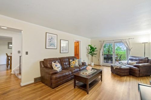 1152 Pinewood Dr, Pittsburgh, PA 15243-1810