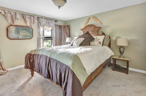 143 St, Seymour CT 06483-2910 exterior