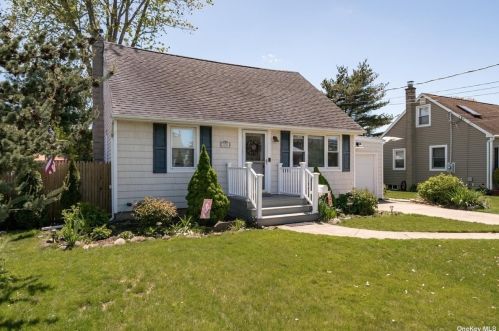 170 Throop St, Babylon, NY 11704-3407