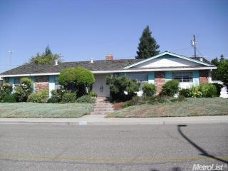 2695 Sierra Vista Dr, Turlock, CA 95380-4434