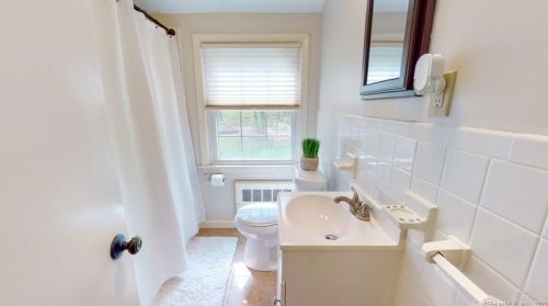 57 Knollwood Rd, Farmington CT 06032-1013 exterior