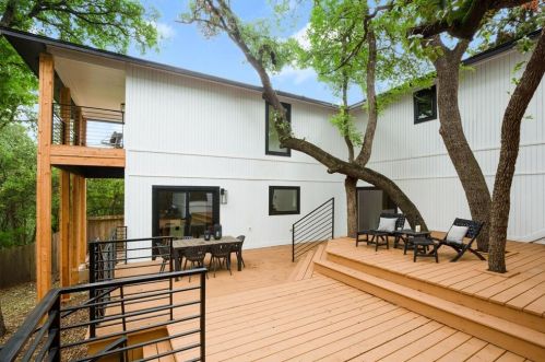 2100 Apricot Gln Dr, Austin TX 78746-7847 exterior