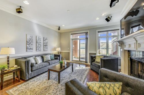 3252 California Ave, Chicago, IL 60618-5846