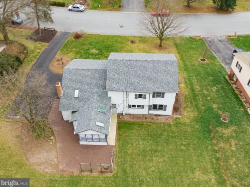 2621 Breezewood Dr, Lancaster, PA 17601-4803