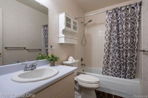 943 Kirts Blvd, Troy MI 48084-4837 exterior