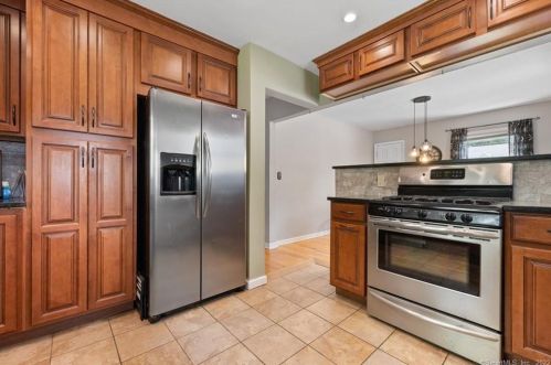 33 Deerfield Dr, Manchester CT 06040-3819 exterior