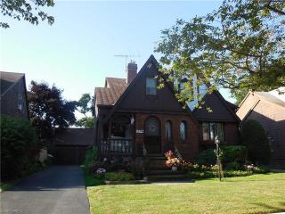 15027 Merrimeade Dr, Cleveland, OH 44111-3048